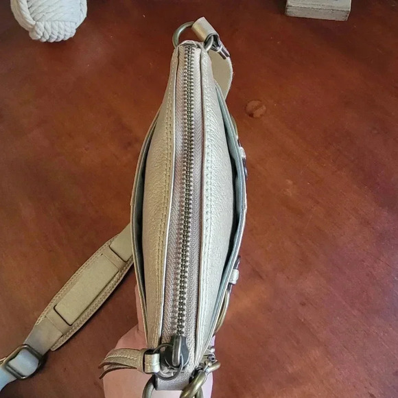 Coach Soho Gold/Champagne Metallic Pebbled Leather Crossbody Messenger 41276 - Picture 8 of 14